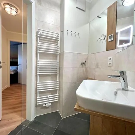 Moderne Mit 2 Schlafzimmern Und Balkon Apartment *